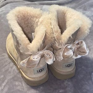 Velvet Bow Uggs 🎀🐻🎀
